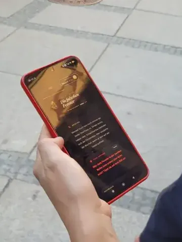 Spieler hält das Smartphone mit der Stadtspur auf dem Domplatz