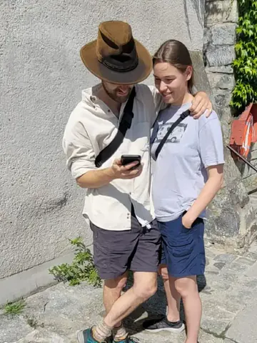 Ein Pärchen auf Spurensuche in einer Altstadtgasse