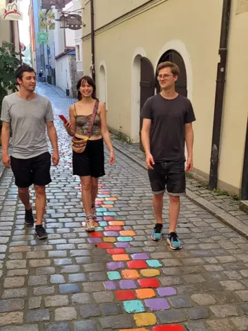 Drei Spielende auf der bunten Höllgasse in Passau