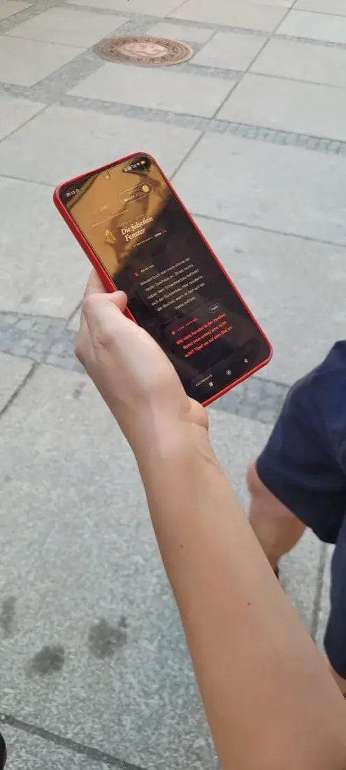 Spieler startet die Stadtspur auf dem Smartphone
