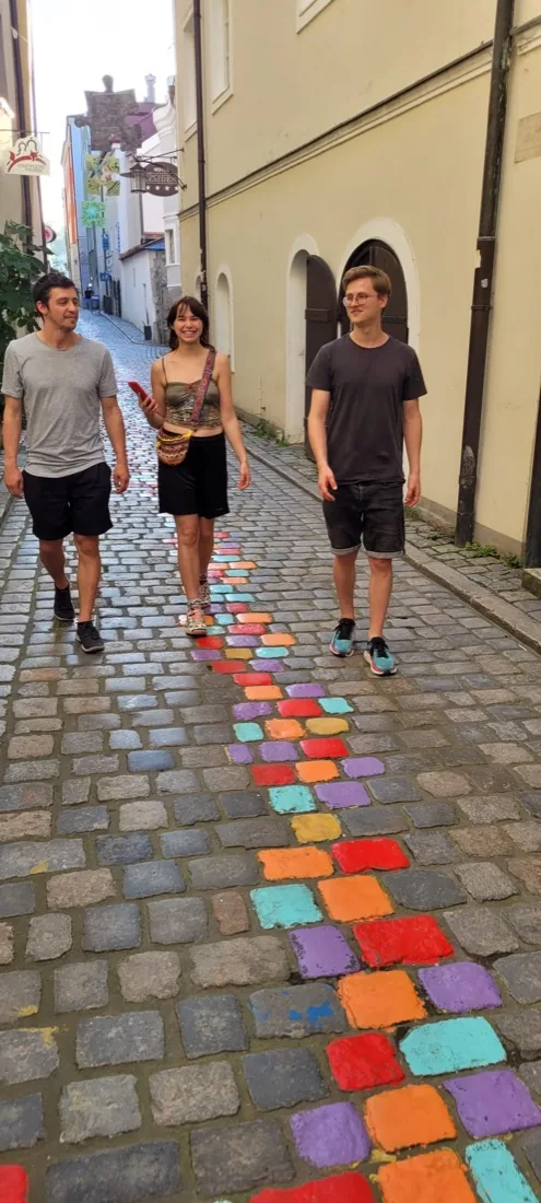 Drei Spielende auf der bunten Höllgasse in Passau
