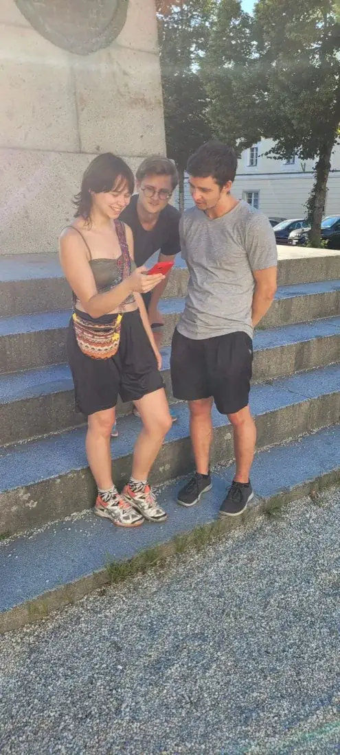 Team löst gemeinsam ein Stadtspur-Rätsel in der Altstadt