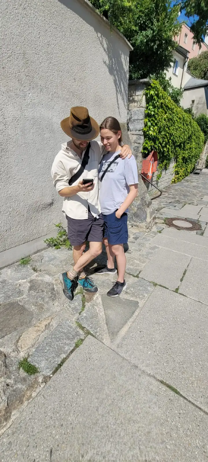 Ein Pärchen auf Spurensuche in einer Altstadtgasse